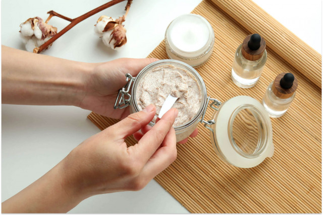 Как пользоваться скрабом для тела, лица и головы осенью: полезные лайфхаки